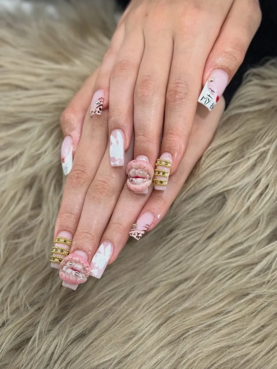 Lange Nägel in Rosa und Weiß mit Gold, Perlen und 3D-Verzierungen