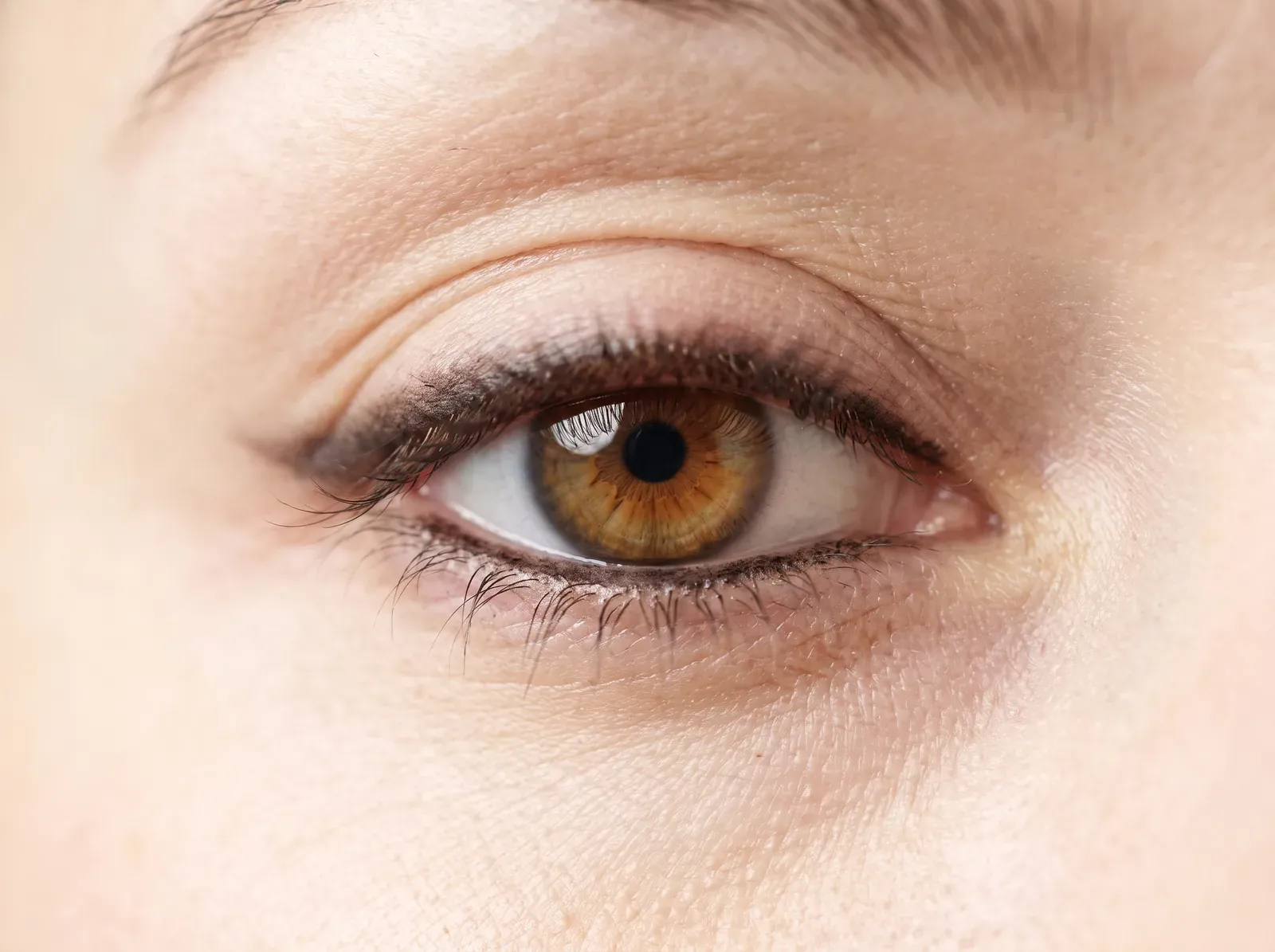 Auge mit Kajallinie am oberen und unteren Wimpernkranz