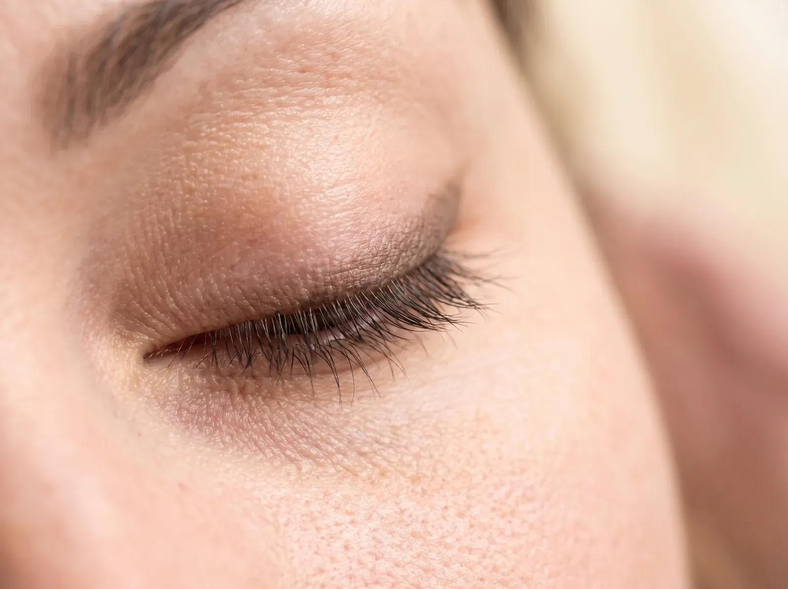 Auge mit breit ausgezogenem, weich verlaufendem Lidstrich
