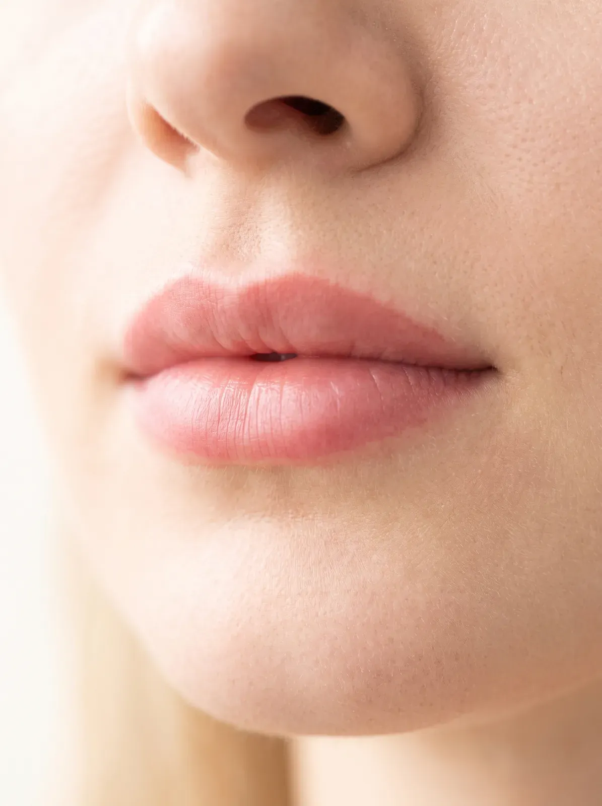 Nahaufnahme von Lippen in sattem Rosé mit klarer Kontur