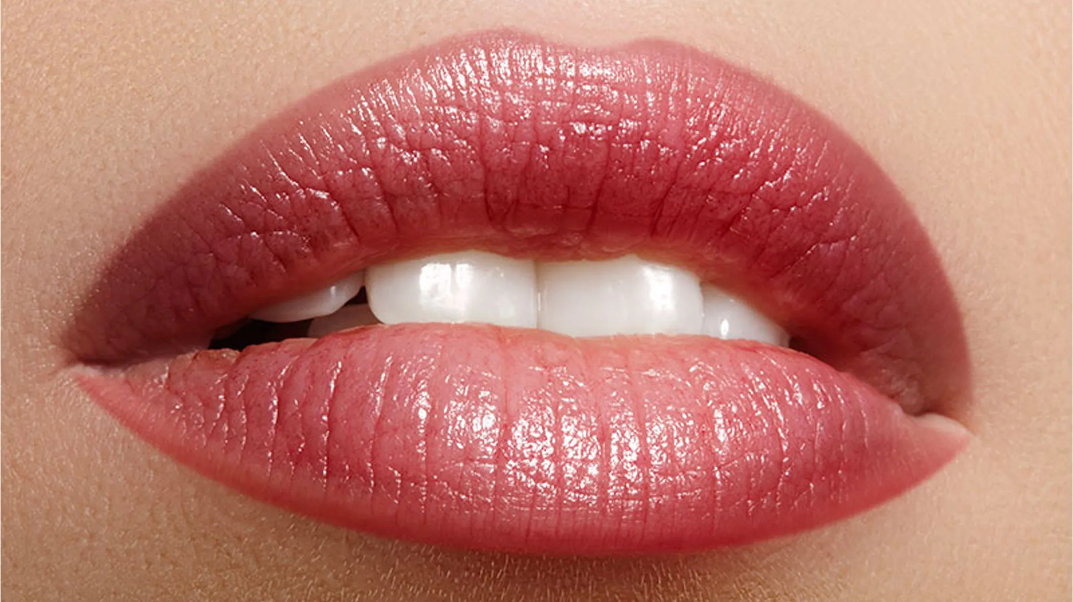 Lippen mit gezogener Kontur und gepuderter Fläche