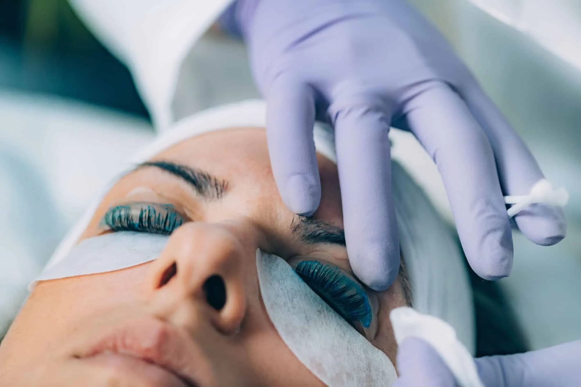 Wimpern werden über ein Silikonpad aufgerichtet und fixiert